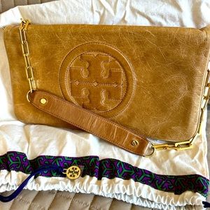 Tory Burch Reva Clutch shoulderbag with gold accents. Dust bag included.